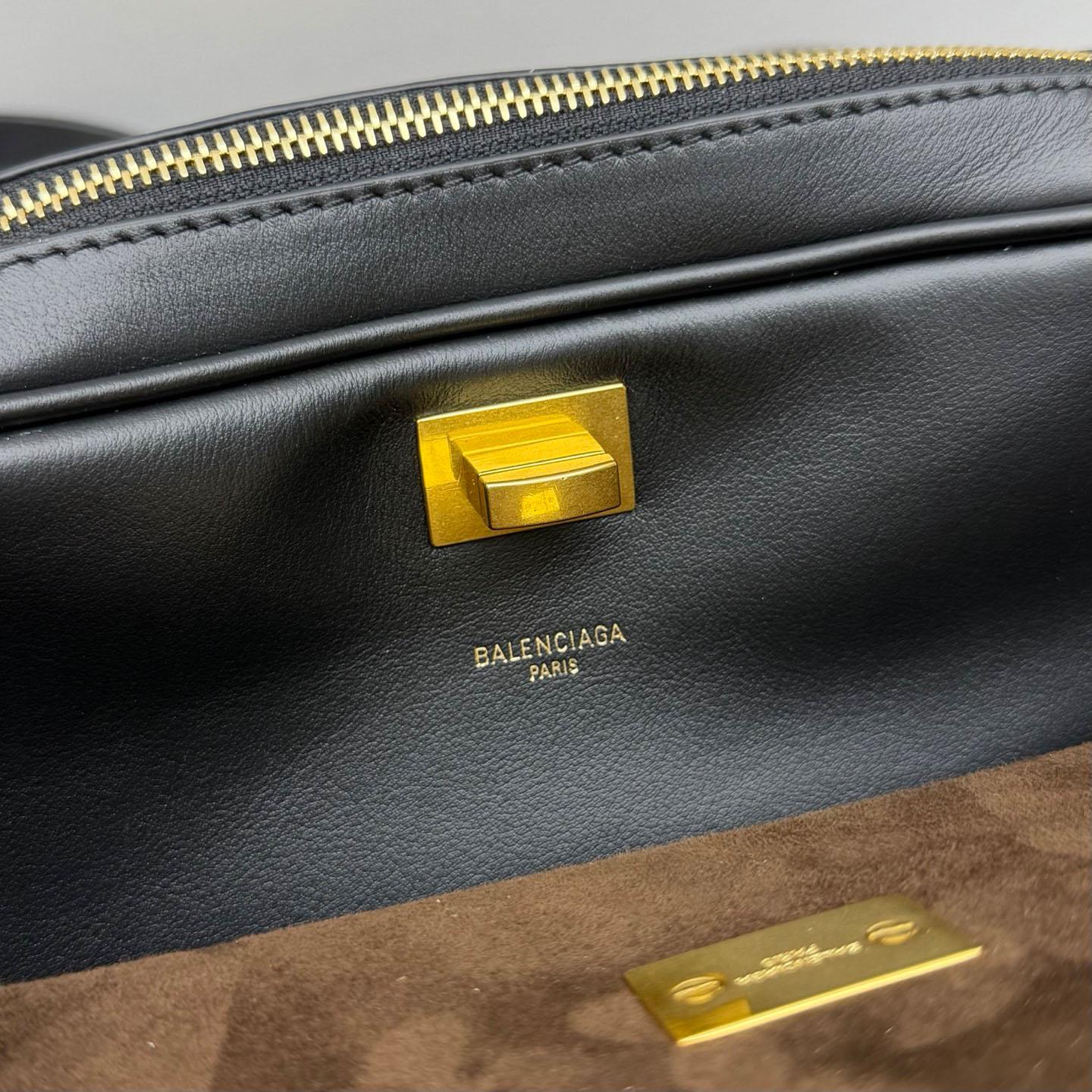 Balenciaga  Le 7 Shoulder Bag Medium In Black - DesignerGu