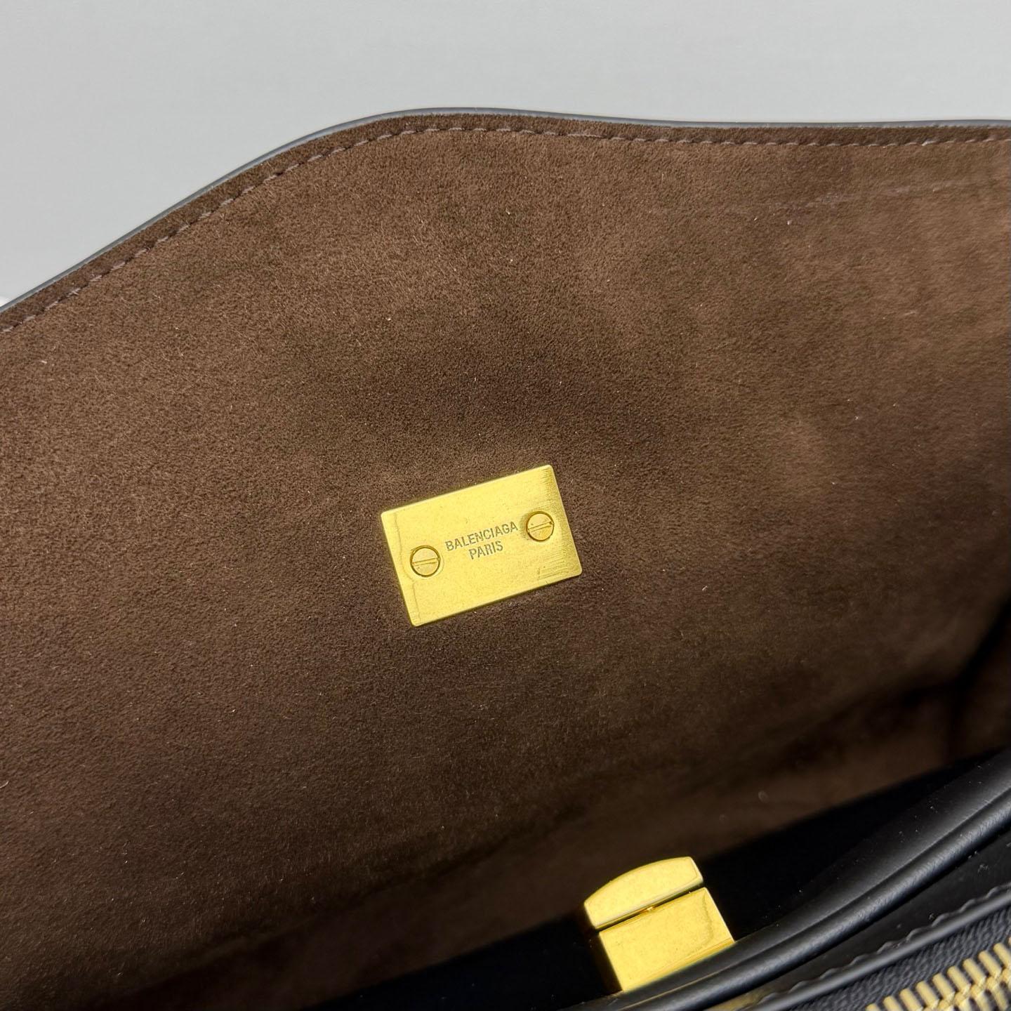 Balenciaga  Le 7 Shoulder Bag Medium In Black - DesignerGu