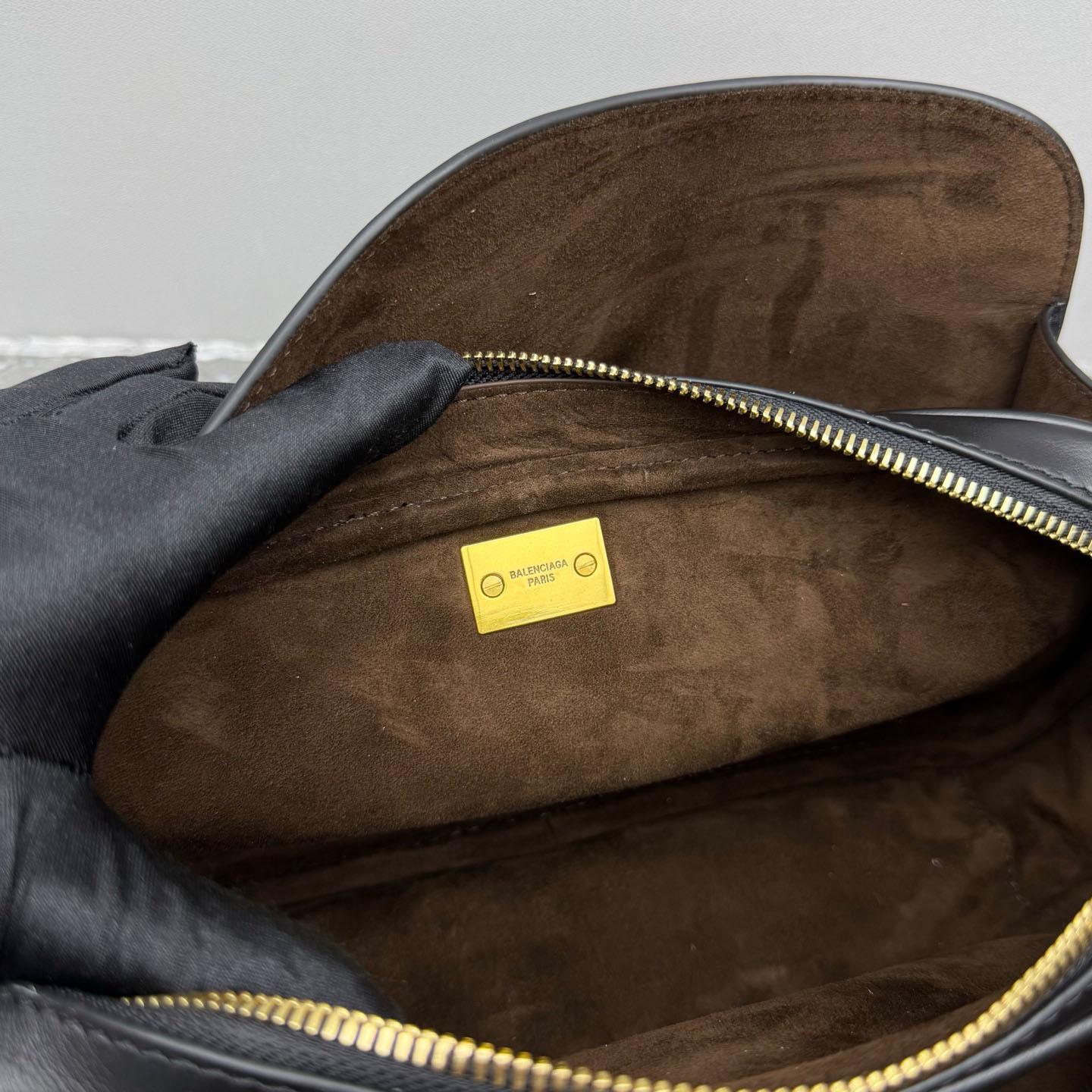 Balenciaga  Le 7 Shoulder Bag Medium In Black - DesignerGu