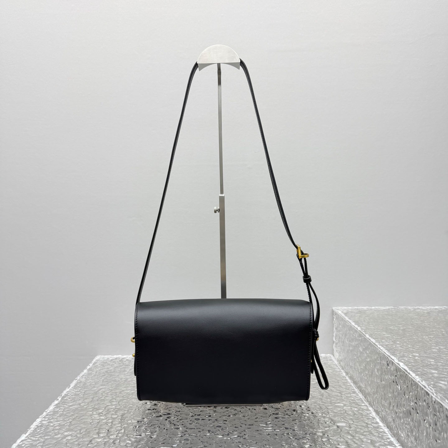 Balenciaga  Le 7 Shoulder Bag Medium In Black - DesignerGu