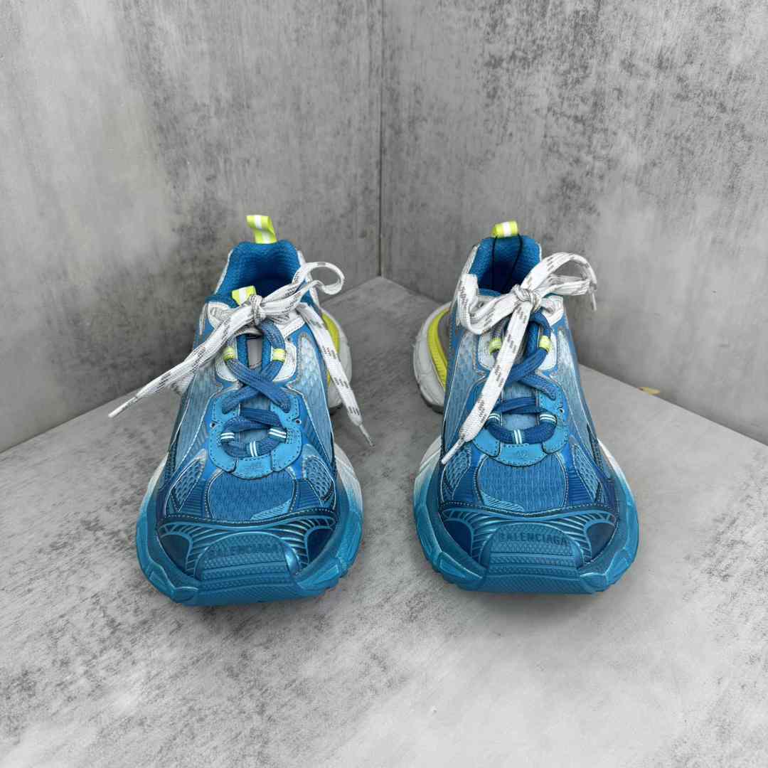 Balenciaga 3XL Toe Spray Sneakers - DesignerGu